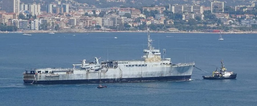 La coque de l’ex-Ouragan quitte Toulon