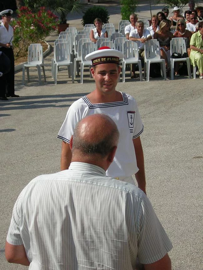 Un élève du BAT reçoit son insigne de plongeur-démineur