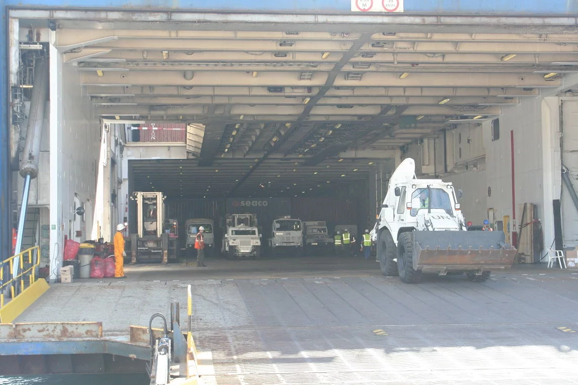 Un véhicule du génie débarque du navire