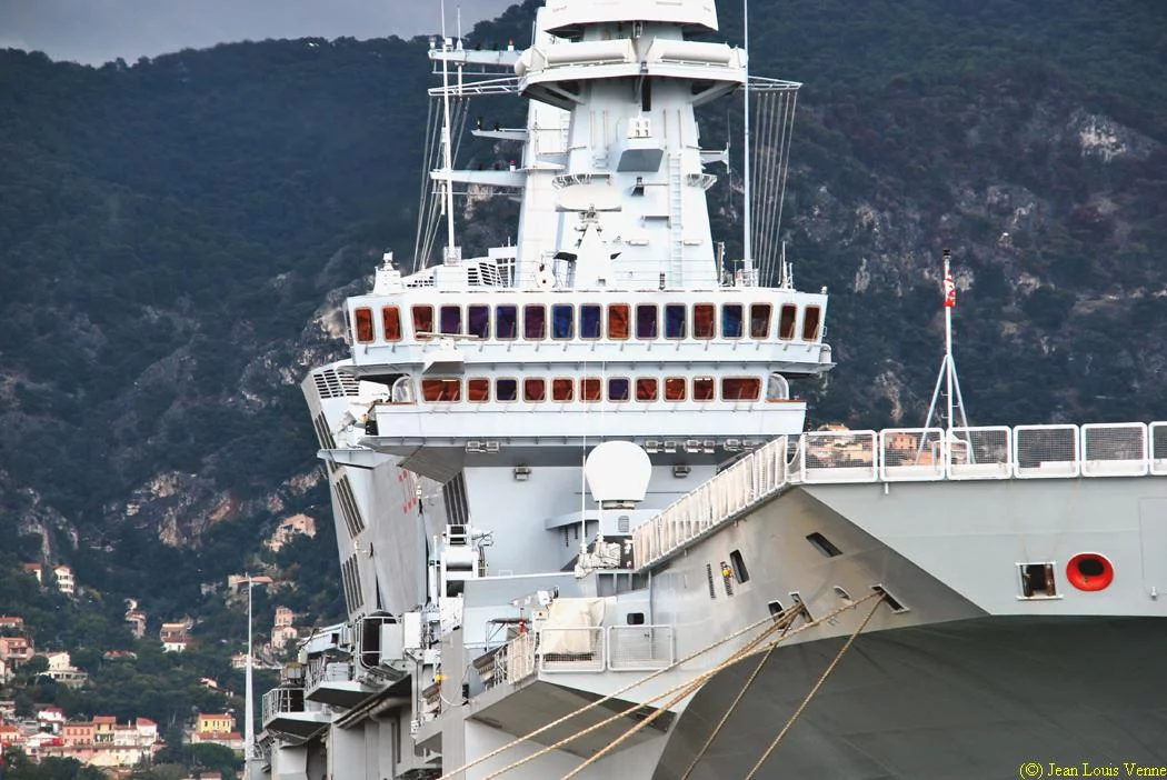 Le porte-aéronefs italien Cavour