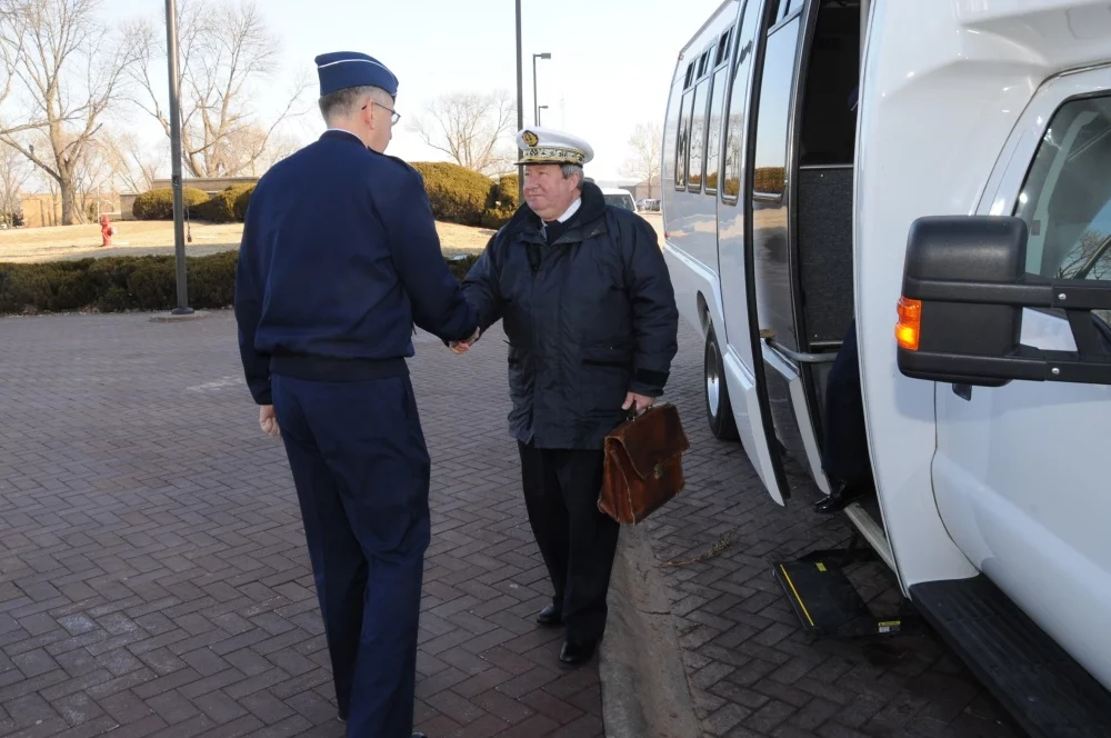 L'amiral Guillaume est accueilli par le général John Hyten, commandant des forces stratégiques américaines