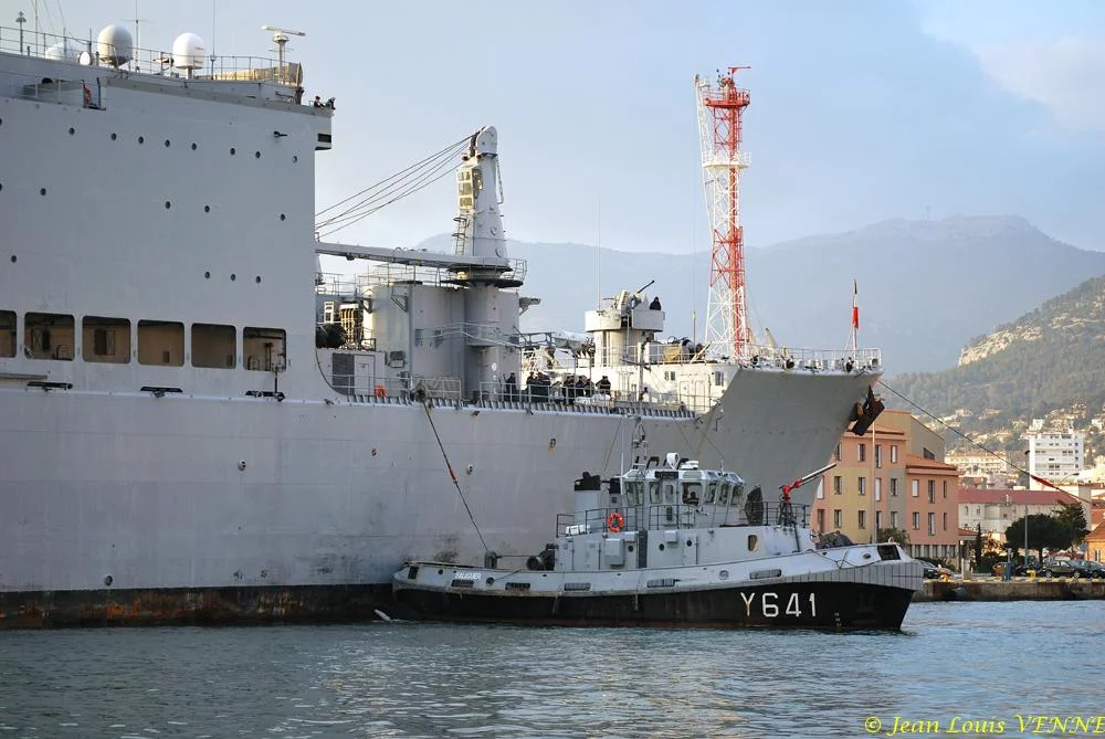 Un remorqueur de la base navale à couple du Jules Verne