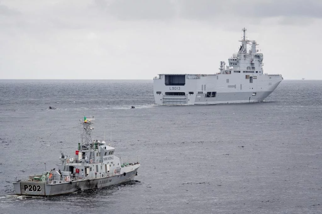 Le Bâtiment de Projection et de Commandement (BPC) Mistral et le patrouilleur de la Marine Congolaise « 31 Juillet 1968 »