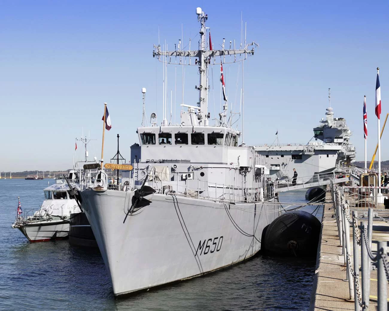 Le chasseur de mines Sagittaire dans le port de Portsmouth