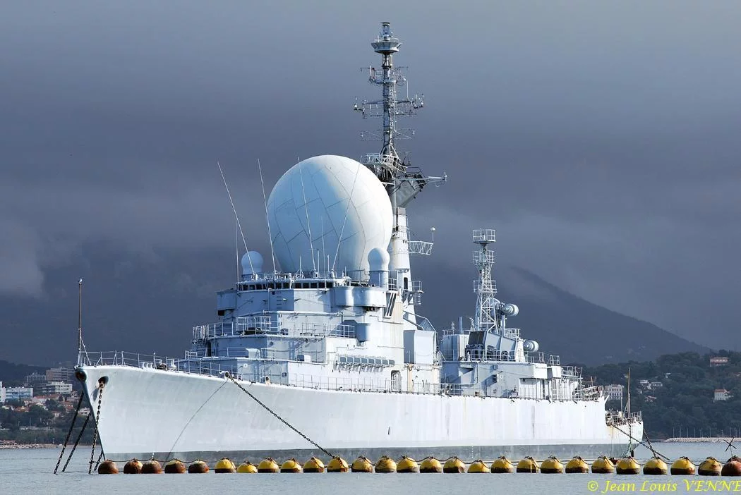 L’ex-Duquesne sur fond de nuages