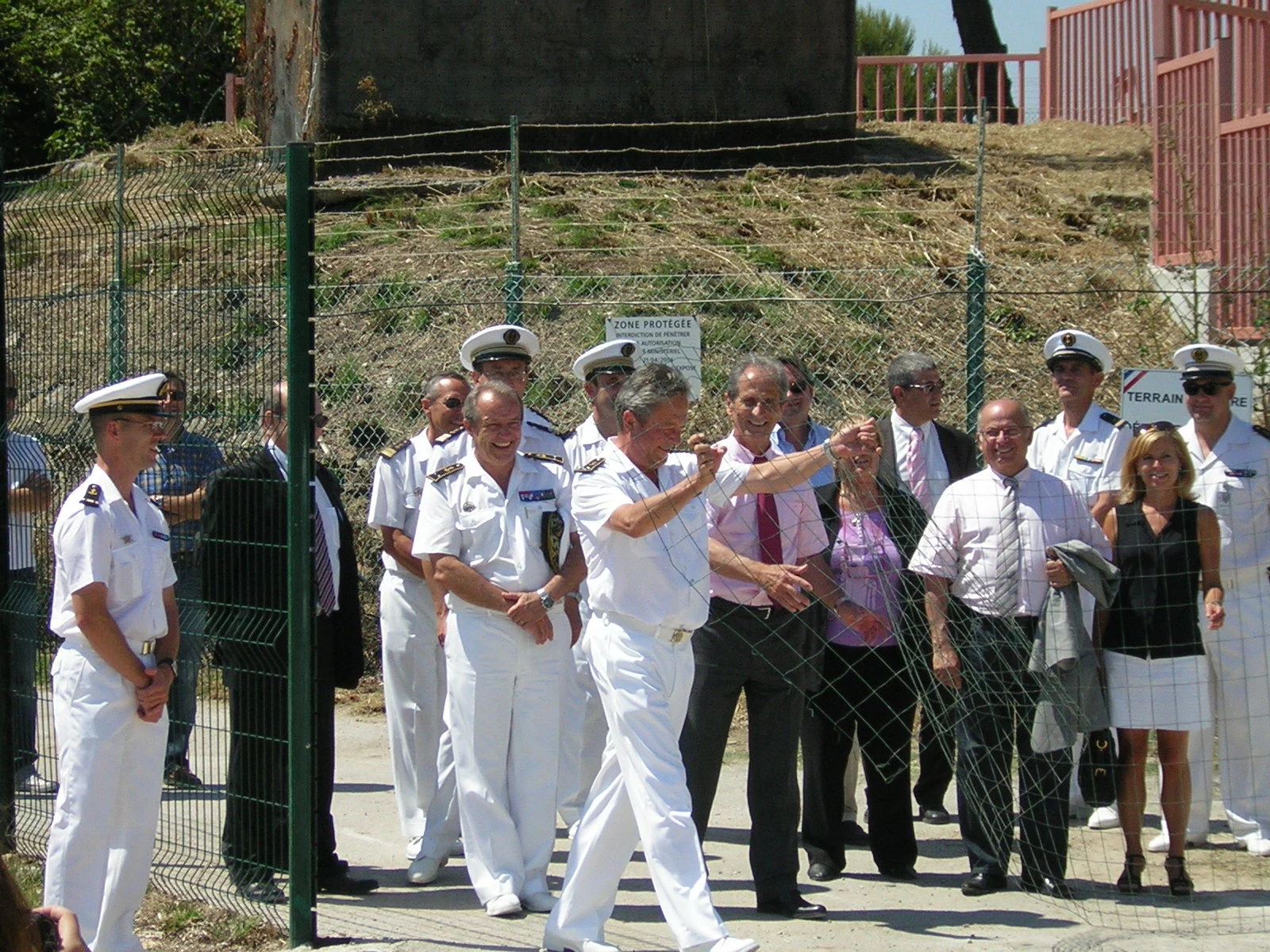 Le préfet maritime ouvre symboliquement la grille