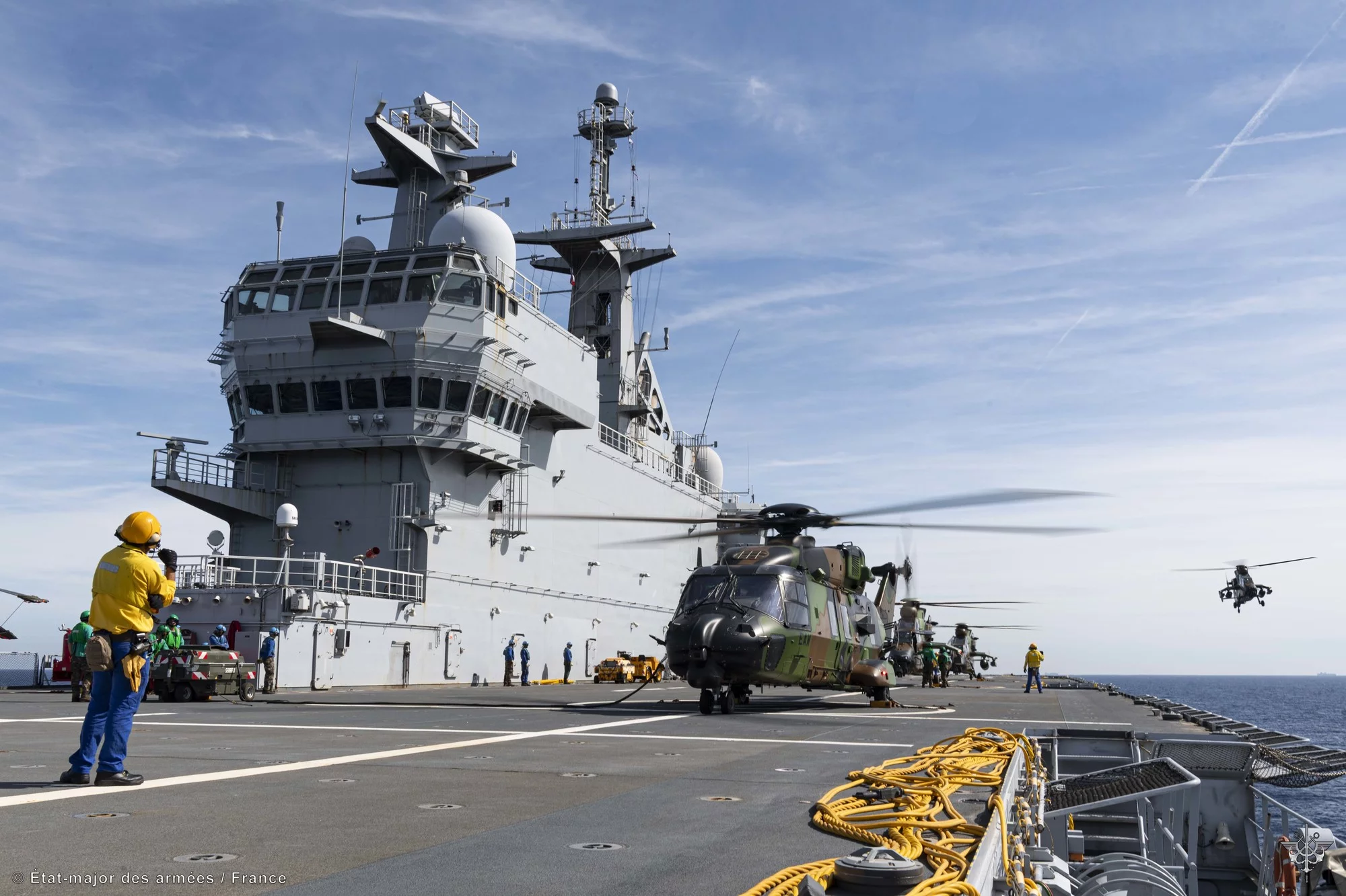 Des hélicoptères de l'armée de terre sur le pont d'un porte-hélicoptères amphibie
