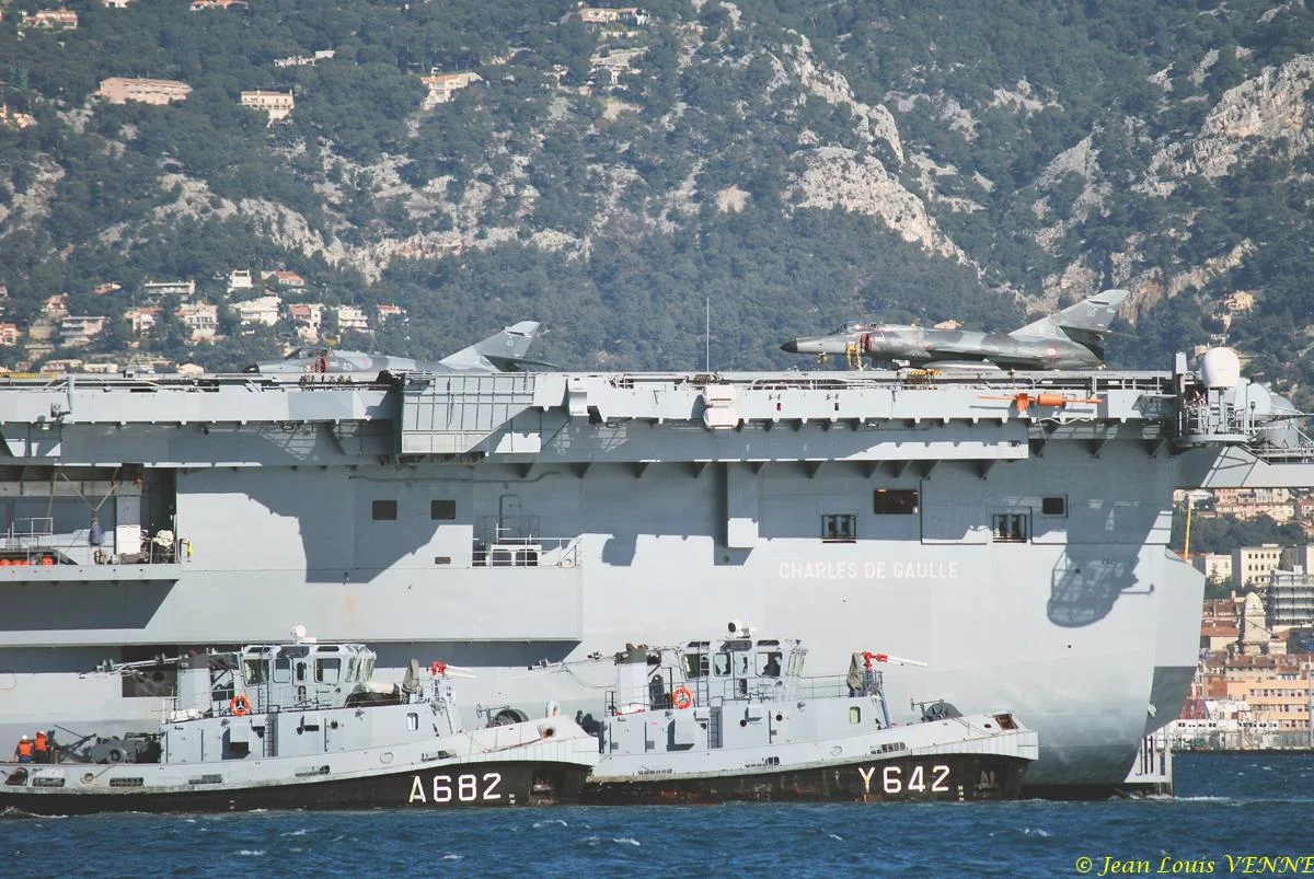 Le porte-avions Charles de Gaulle rentre de mer