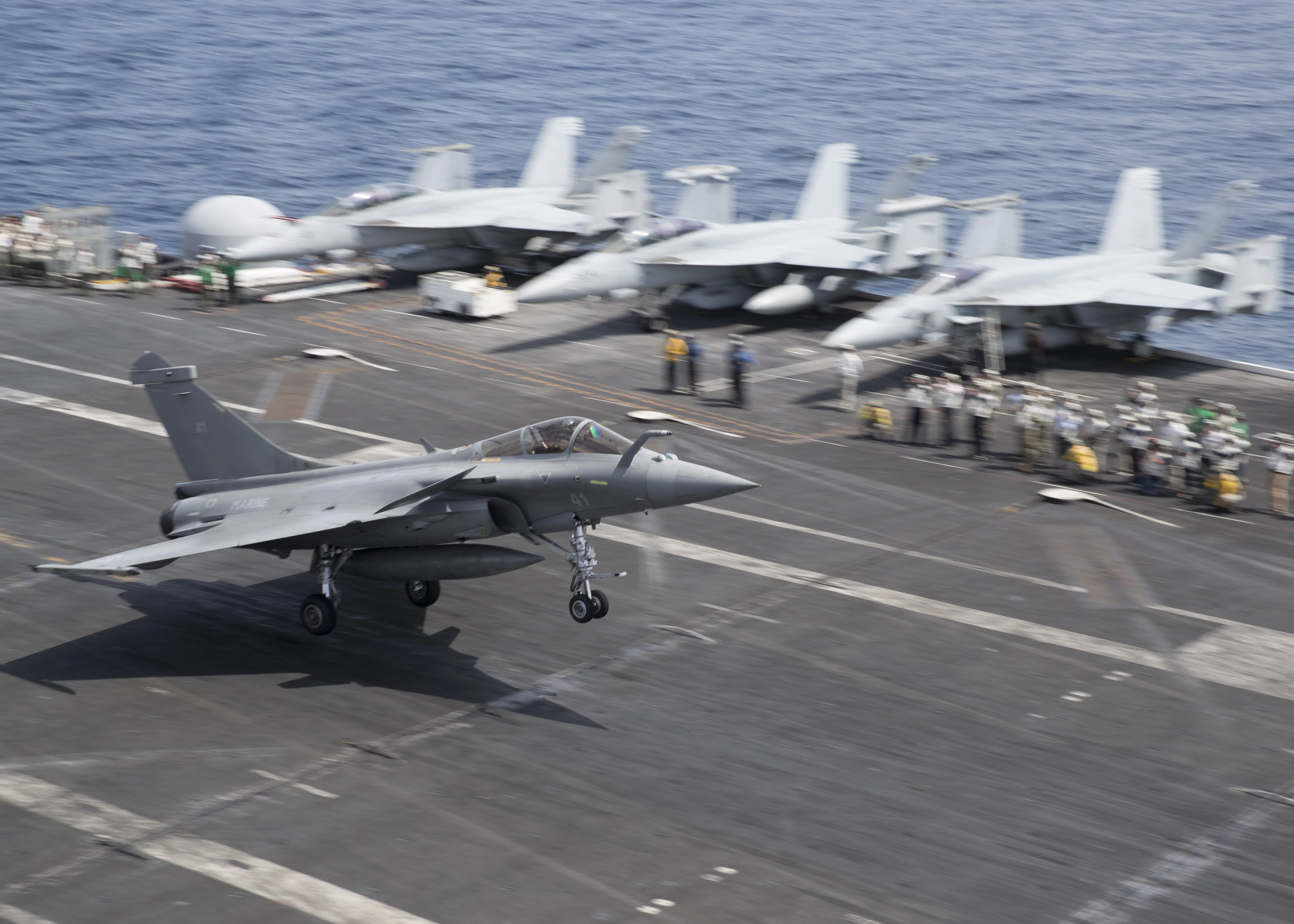 Un Rafale Marine apponte sur l'USS Truman