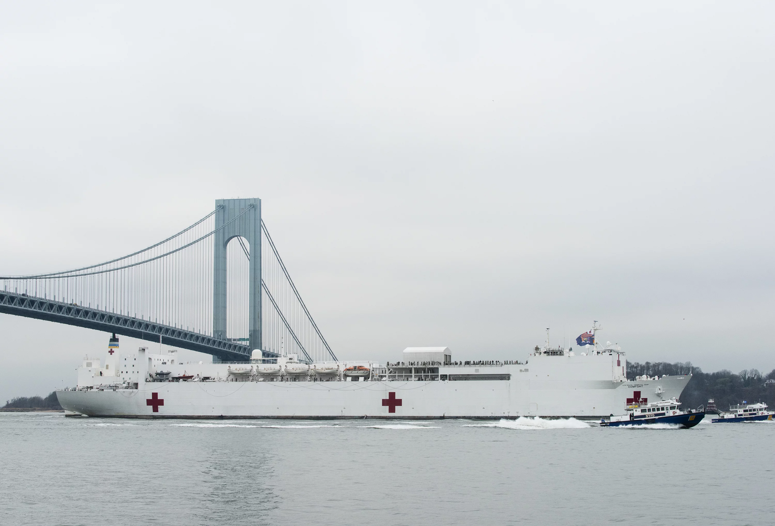 L'USNS Comfort, navire-hôpital de l'US Navy, entre dans le port de New York
