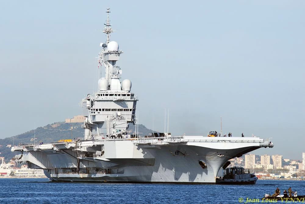 Le porte-avions Charles de Gaulle change de quai