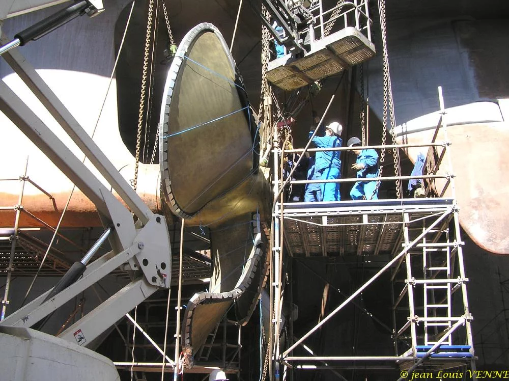 La seconde hélice du porte-avions