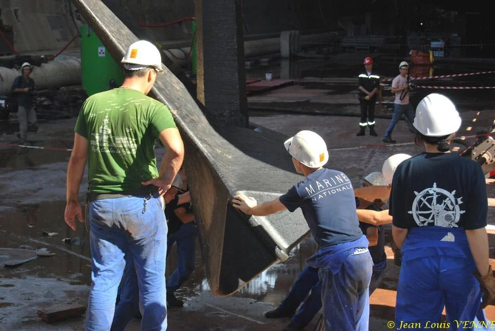 Le Charles de Gaulle ré-embarque ses lignes de mouillage