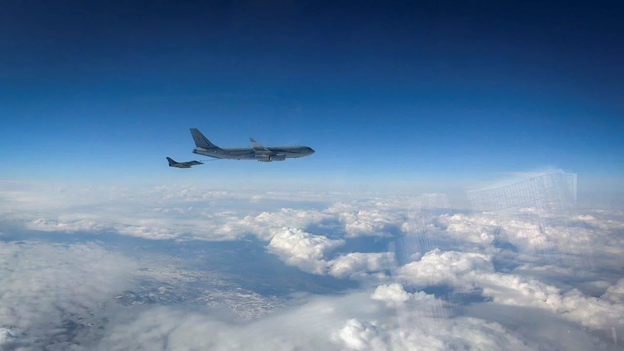 Un chasseur Rafale Marine se ravitaille auprès d'un A330 Phénix de l’armée de l’Air et de l’Espace