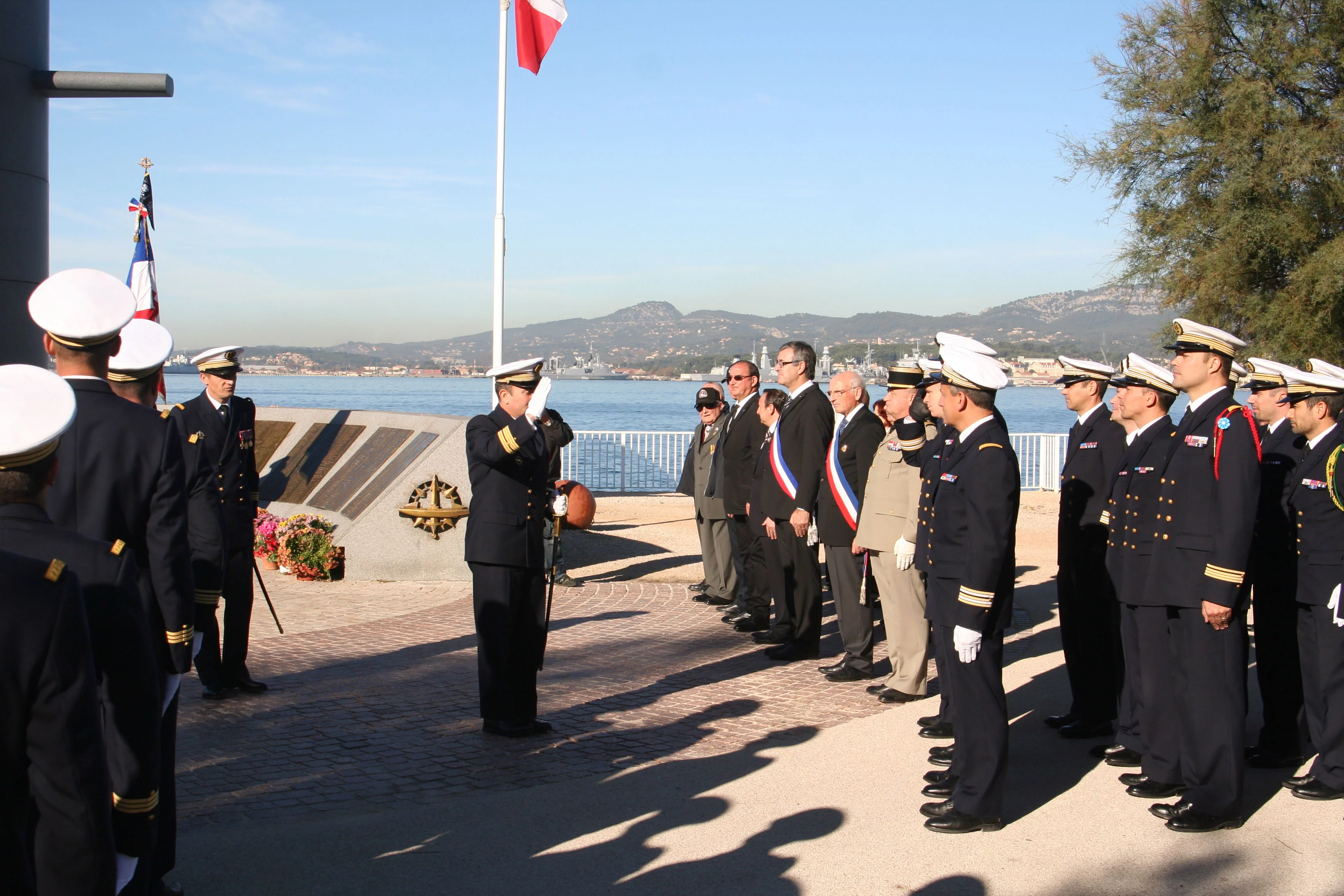 Le capitaine de vaisseau Stéphan Meunier salue les invités
