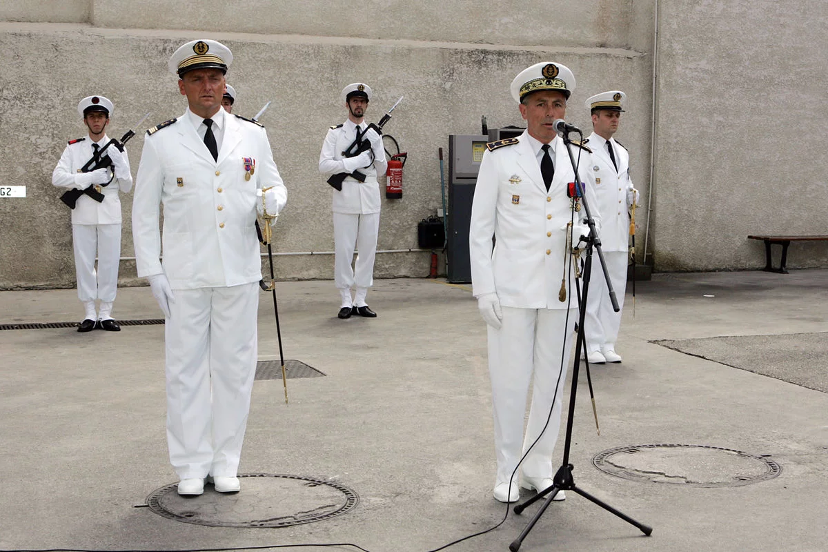 Le CC Champon à la droite du contre amiral Pancrazi