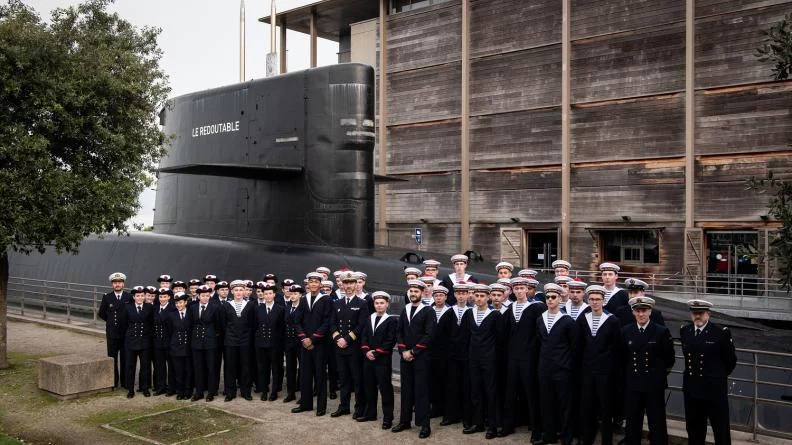 La PMM de Cherbourg devant le SNLE Le Redoutable