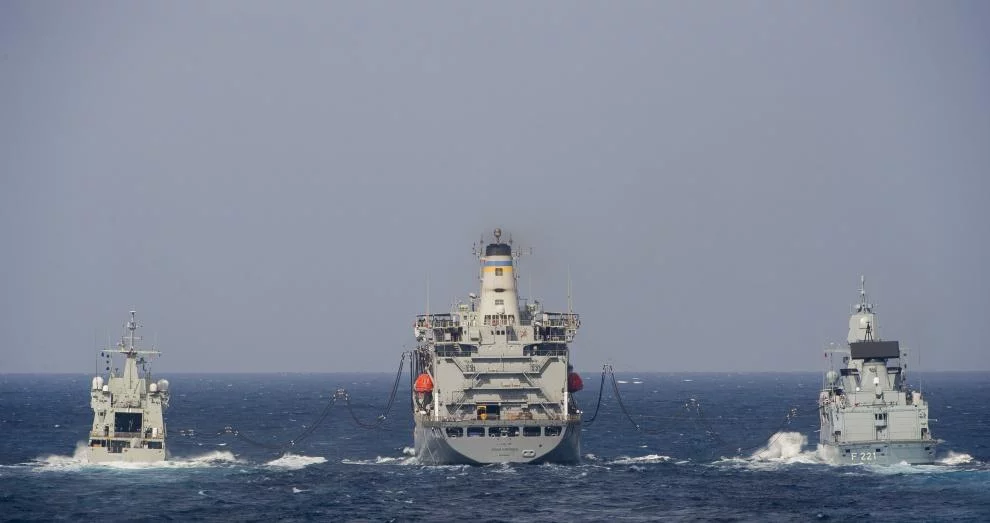 Un pétrolier américain ravitaille 2 bâtiments de la force Atalante