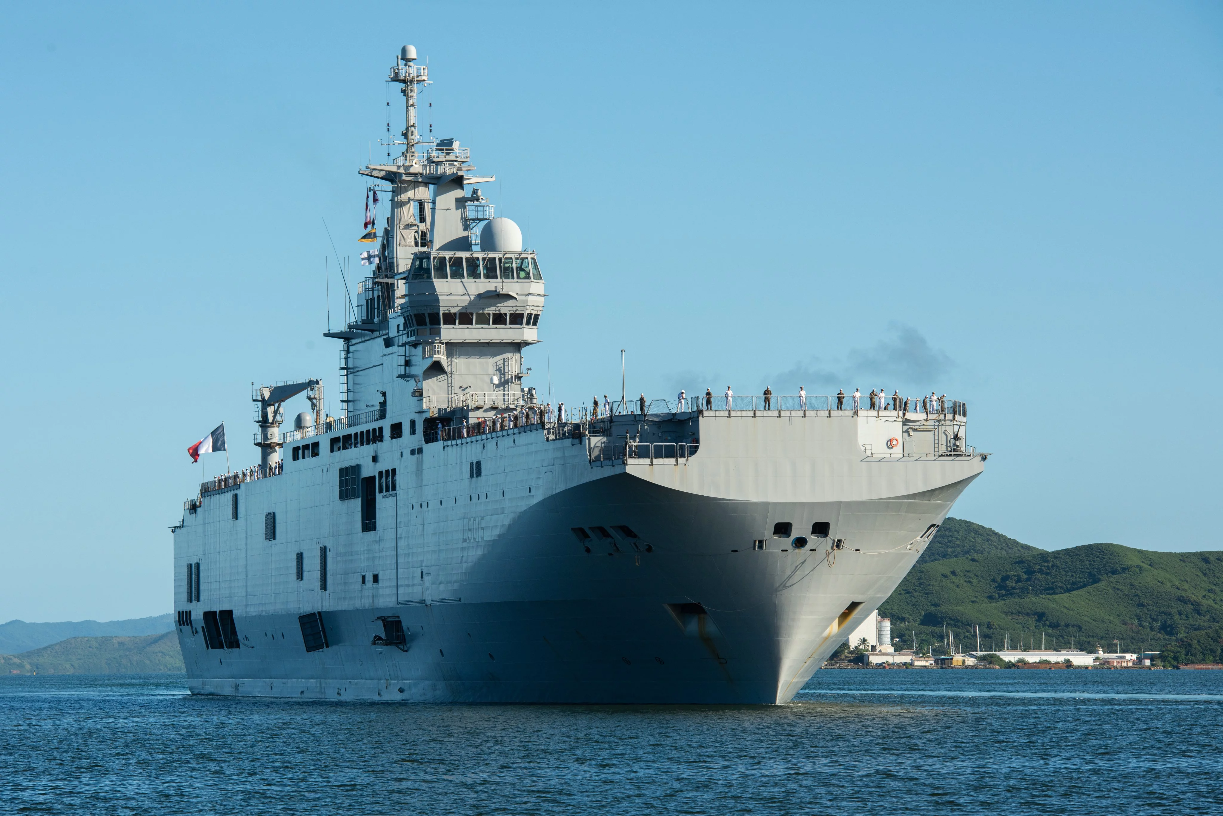 Le Dixmude  arrive à Nouméa