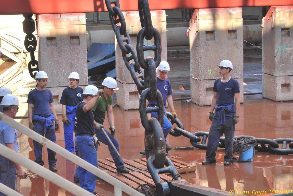 Le Charles de Gaulle ré-embarque ses lignes de mouillage