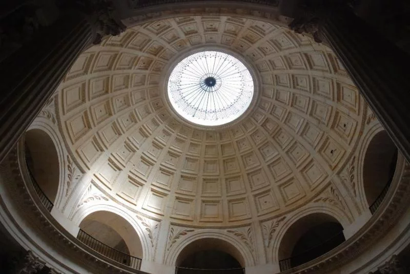 Le dôme de la chapelle St-Louis, éclairé par un oculus