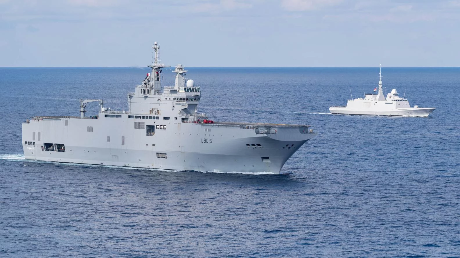 Le porte-hélicoptères Dixmude et la frégate égyptienne Tahya Misr