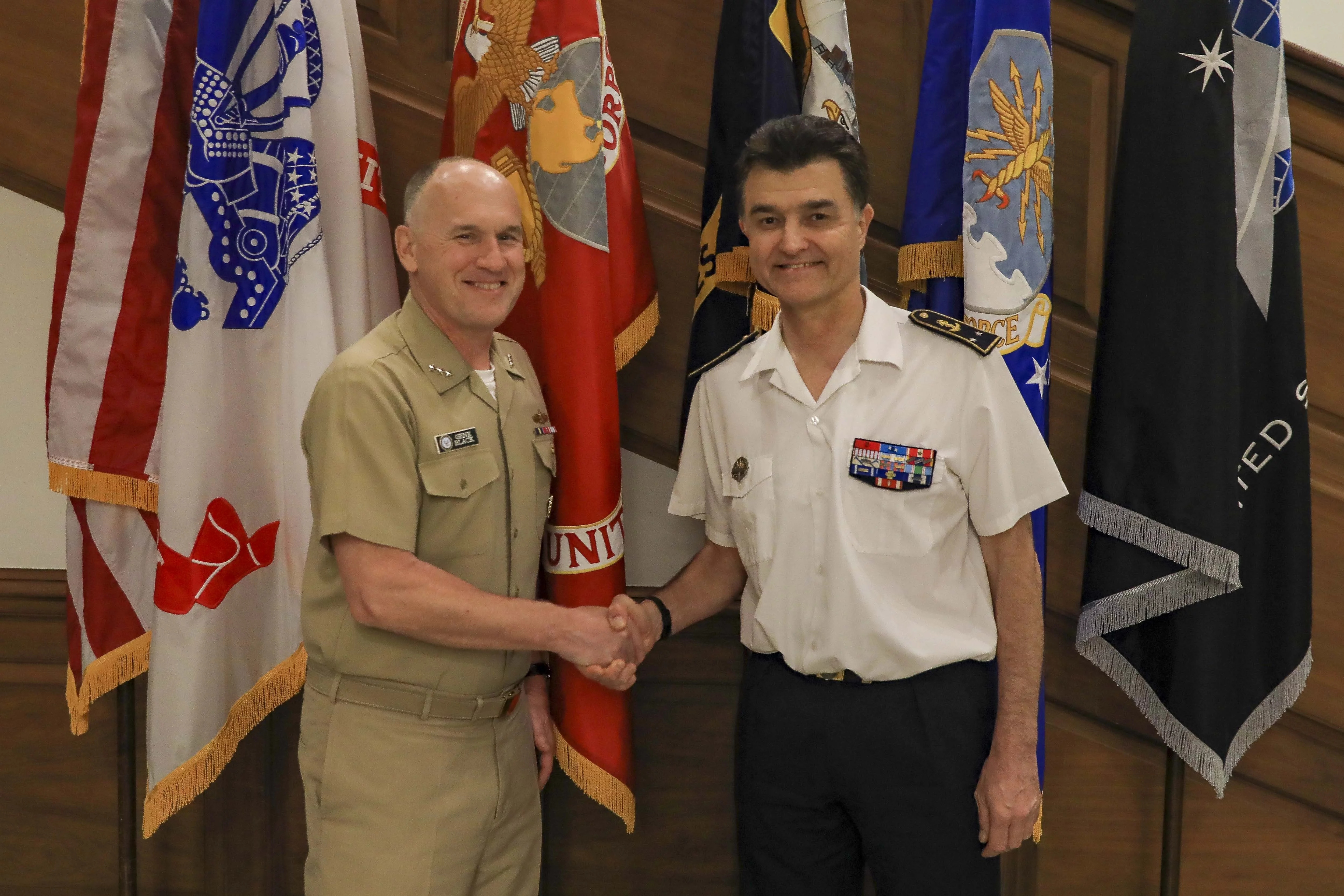 Le vice-amiral Gene Black accueille à Washington le contre-amiral Jean-Mathieu Rey