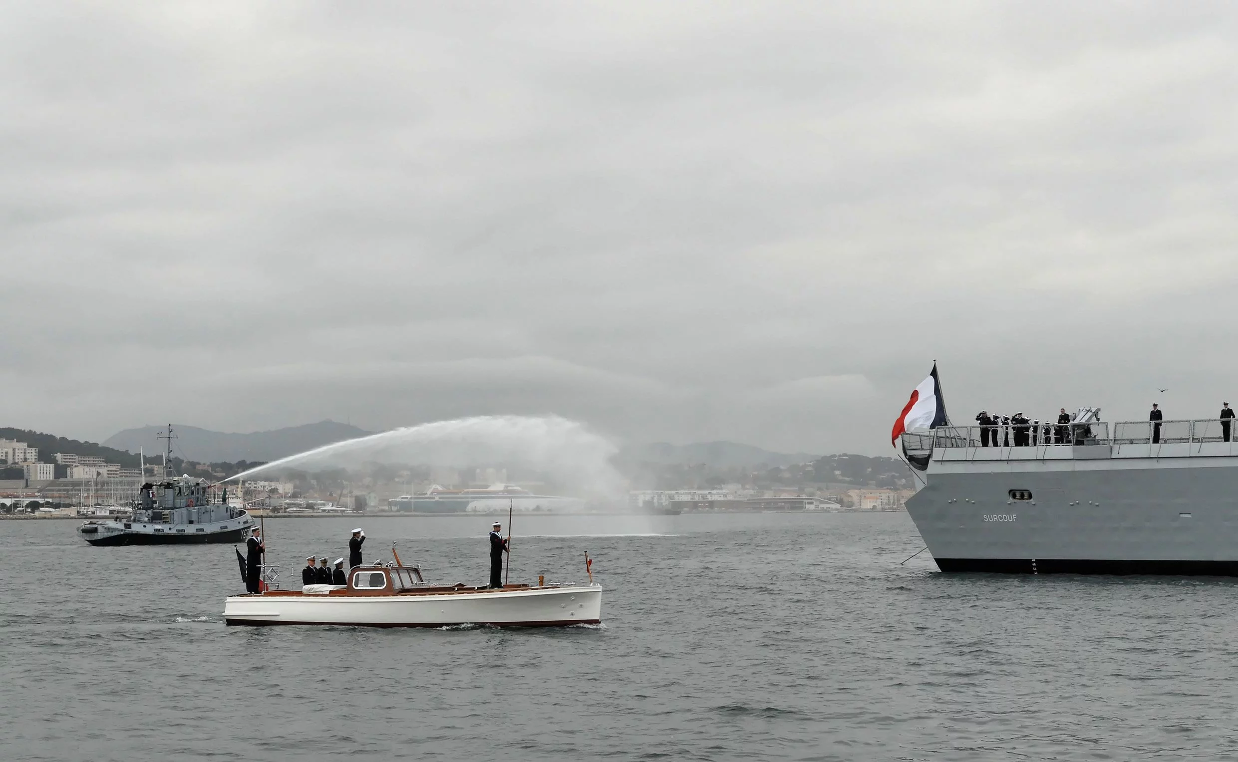 La vedette s'approche du Surcouf