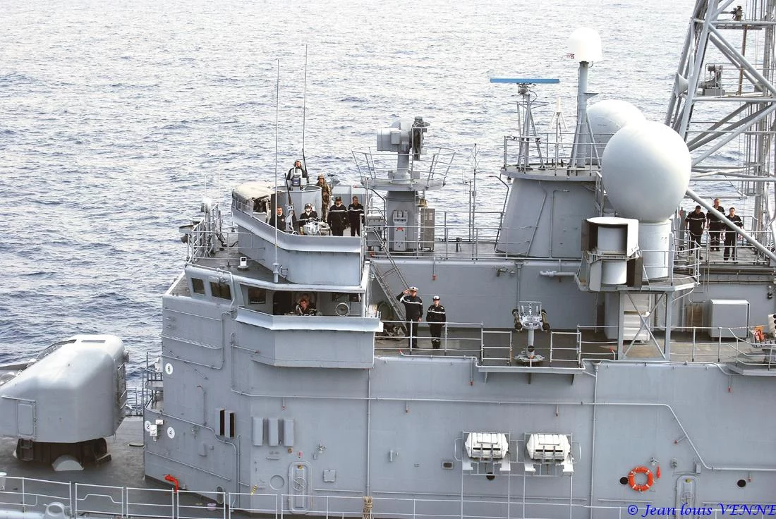 La frégate Primauguet se présente pour un ravitaillement à la mer