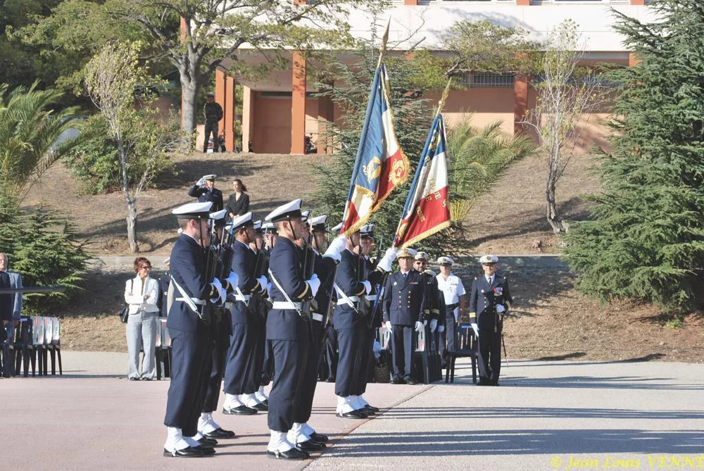 Présentation aux drapeaux du CIN Saint-Mandrier 