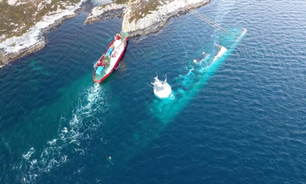 La frégate norvégienne HNoMS Helge Ingstad a presque entièrement disparue sous l'eau