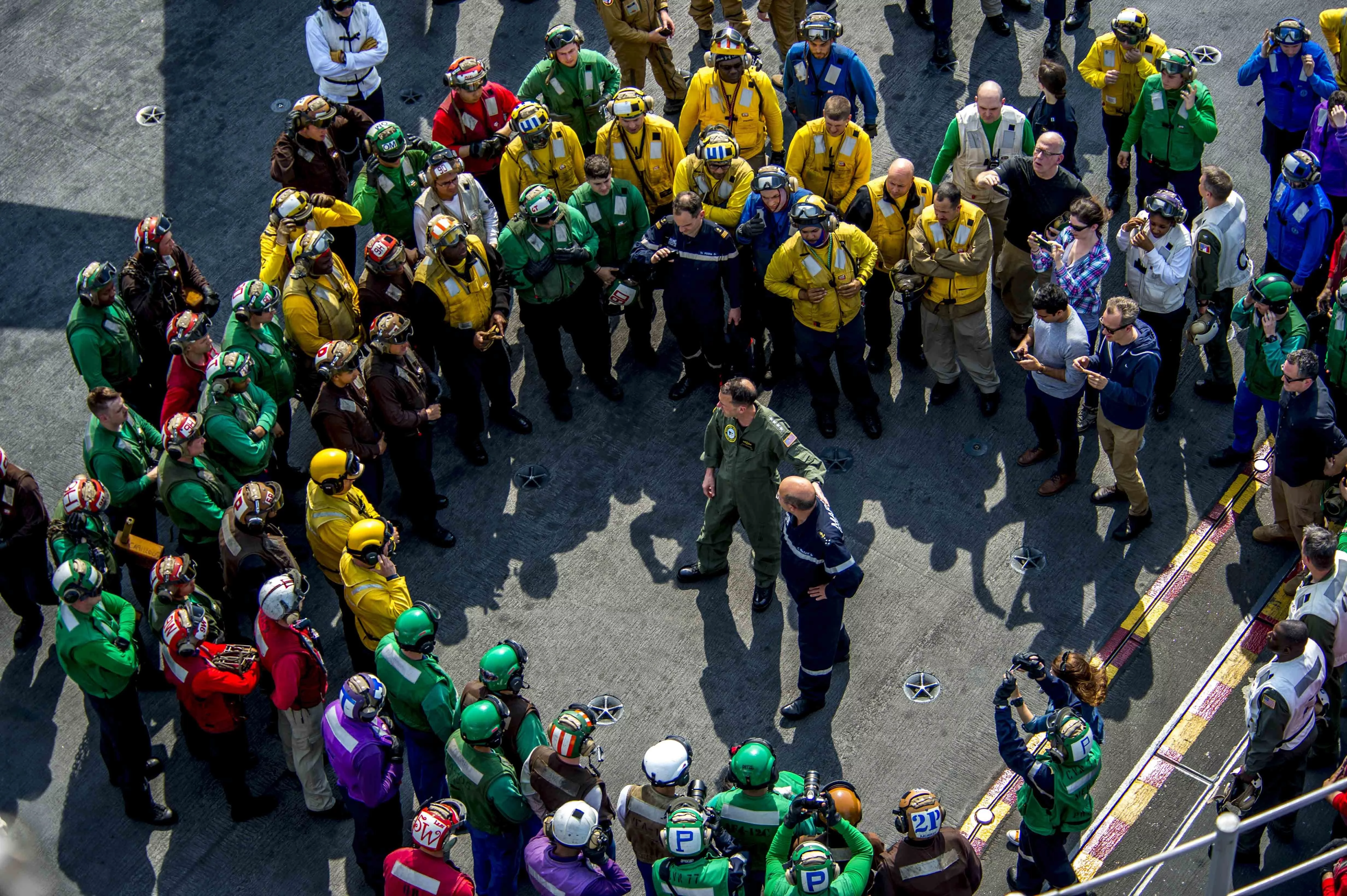 L'amiral Prazuck et le CNO entourés par les marins français et américains
