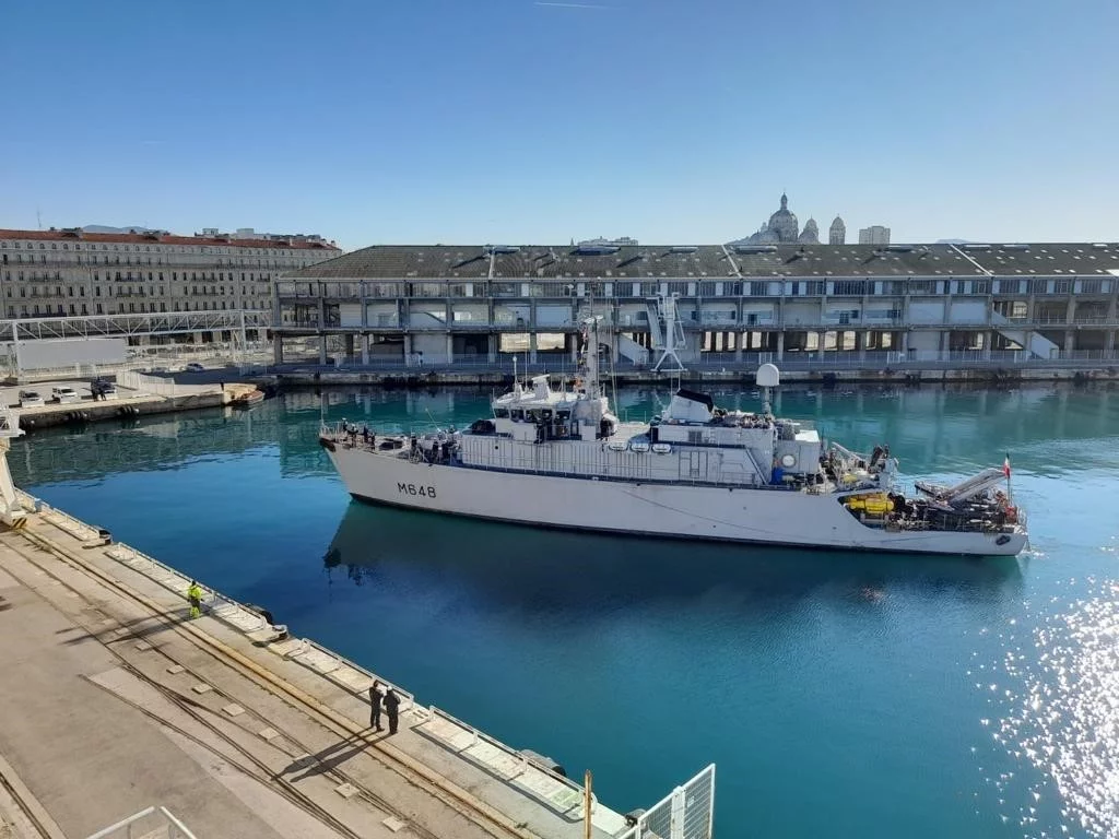 Le chasseur de mines Lyre dans le port de Marseille
