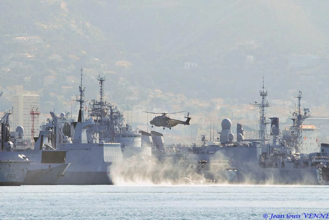 Appontage d’un NH90 sur le Chevalier-Paul