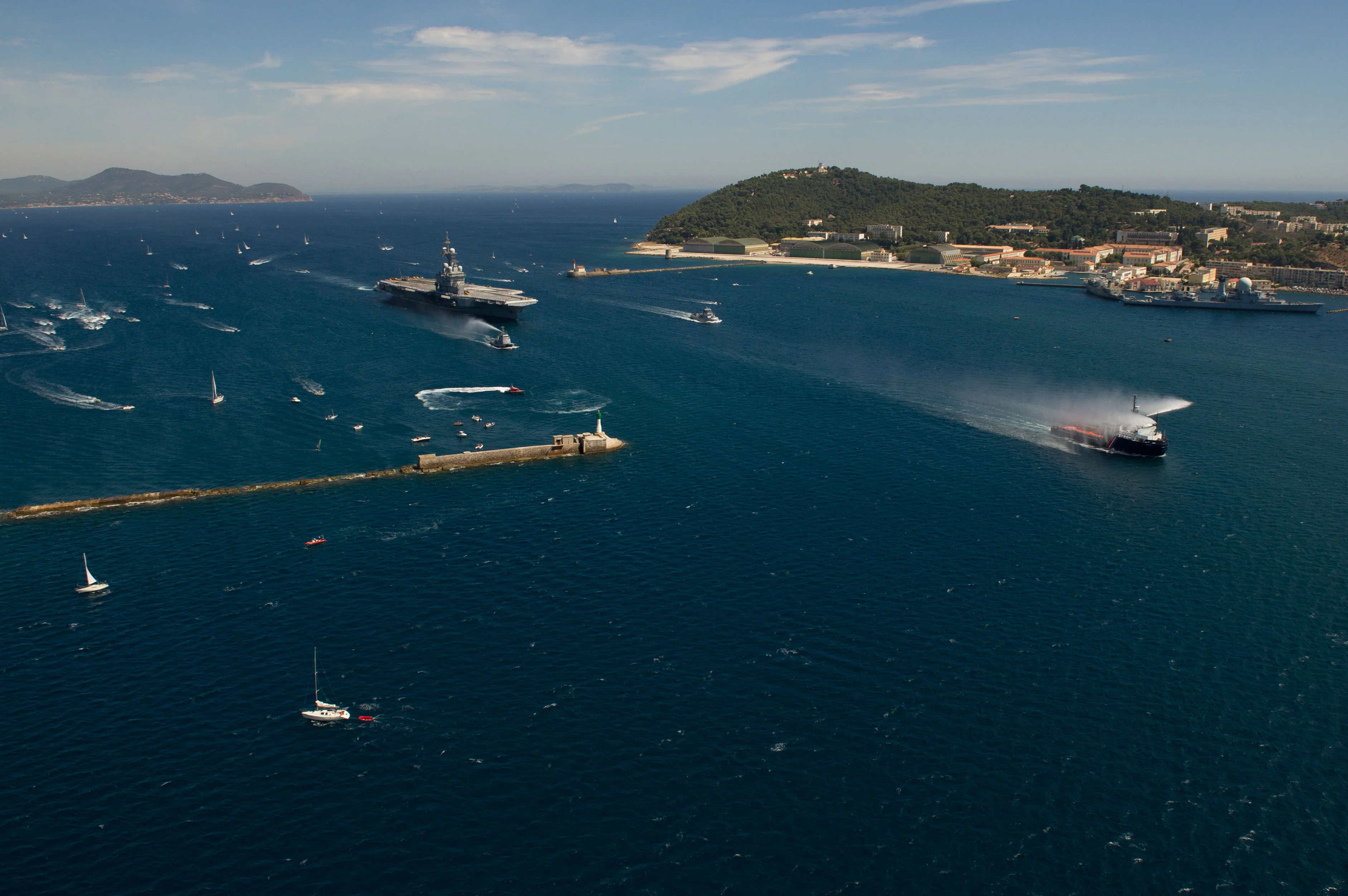 Harmattan : le président de la République accueille le retour du Charles de Gaulle