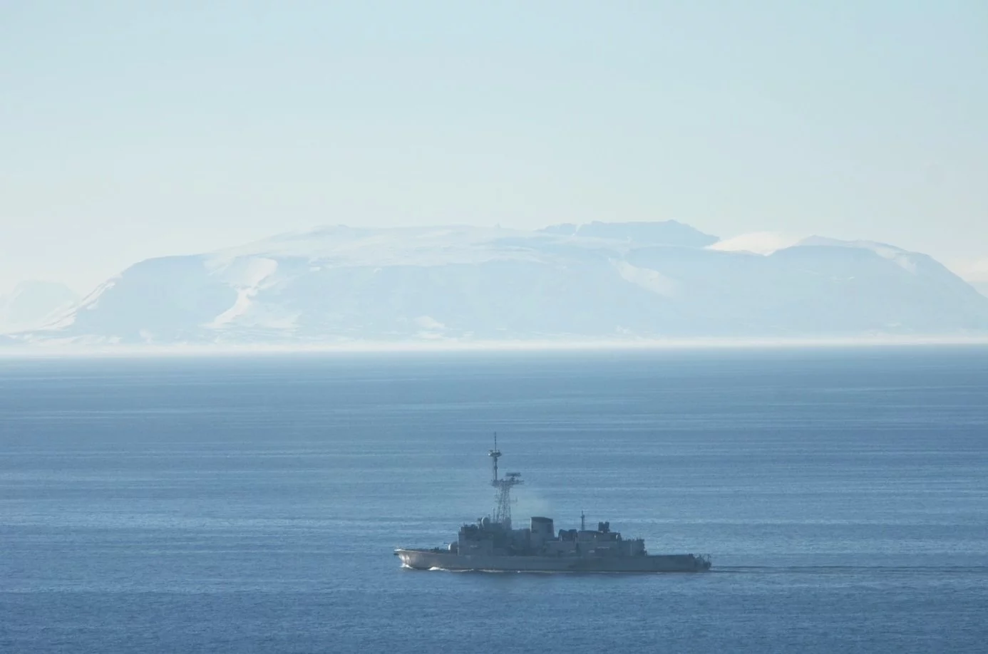 La frégate Latouche-Tréville au large du Spitzberg