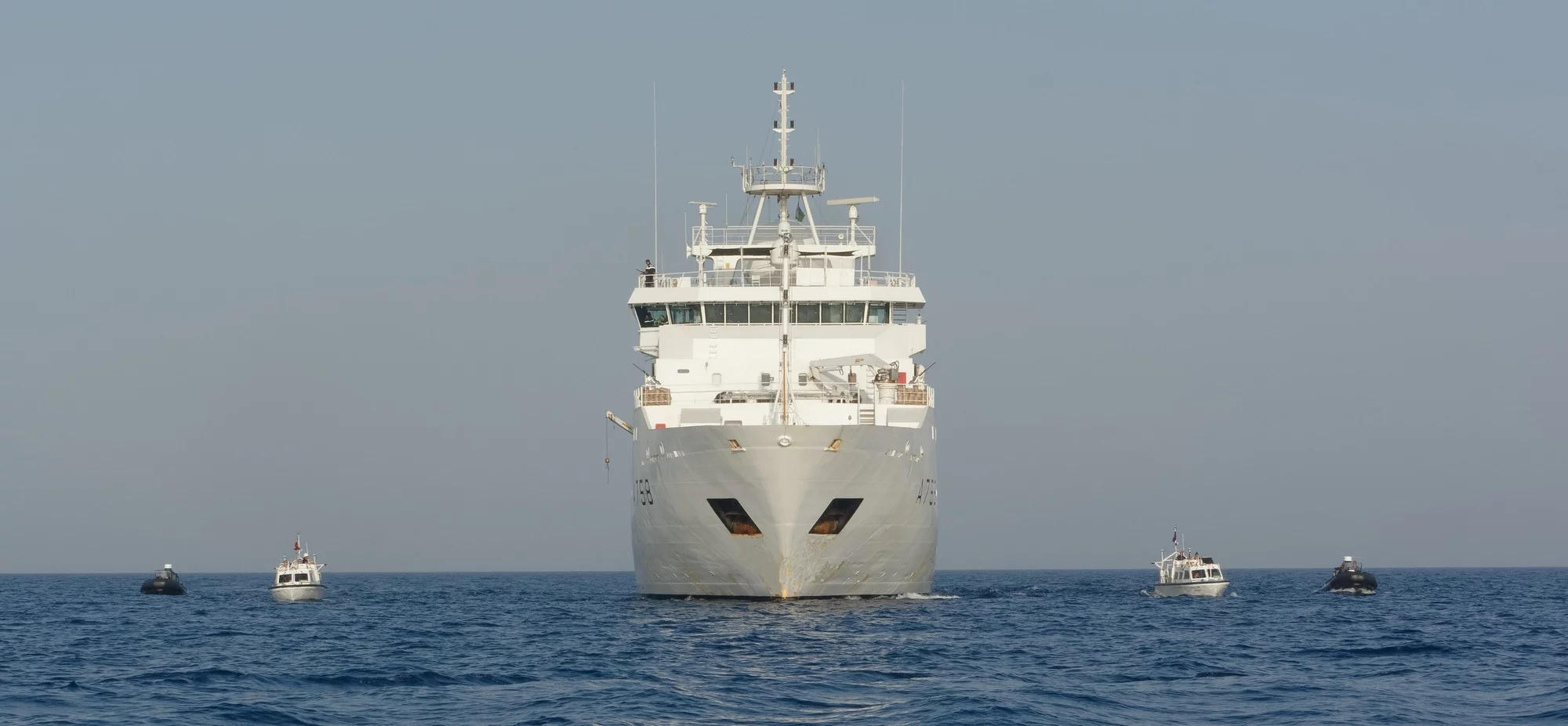 Le Beautemps-Beaupré et ses vedettes hydrographiques protégés par des fusiliers-marins