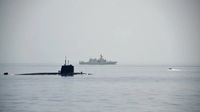 Un sous-marin français et la corvette émirienne Abu Dhabi