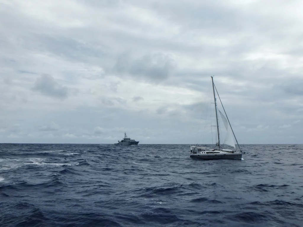 Le patrouilleur léger La Confiance effectue un sauvetage en plein Atlantique