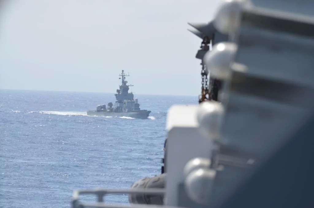 L’INS Tarhish se présente à l’arrière du « Jean Bart »