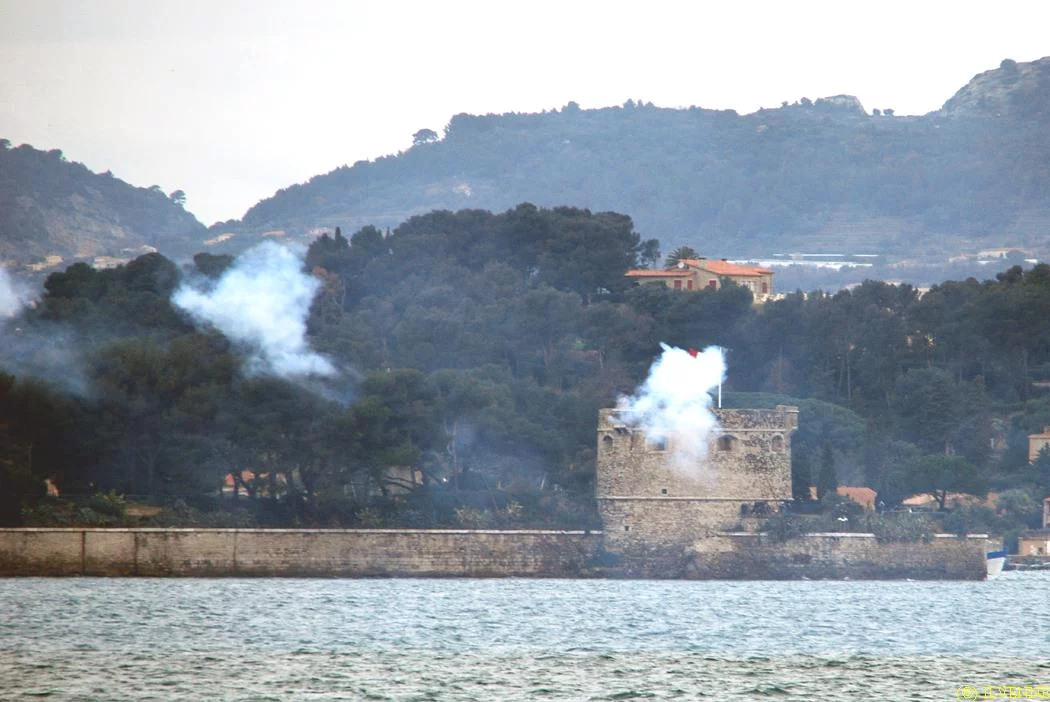 Le fort salue au canon