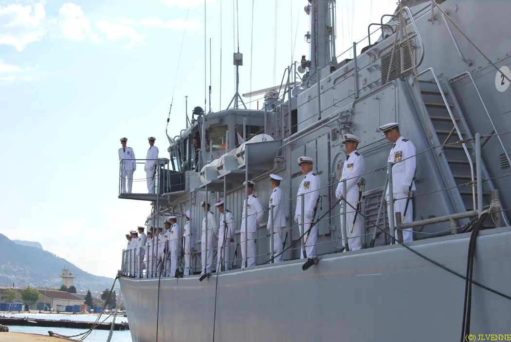 L'équipage aux postes de bande