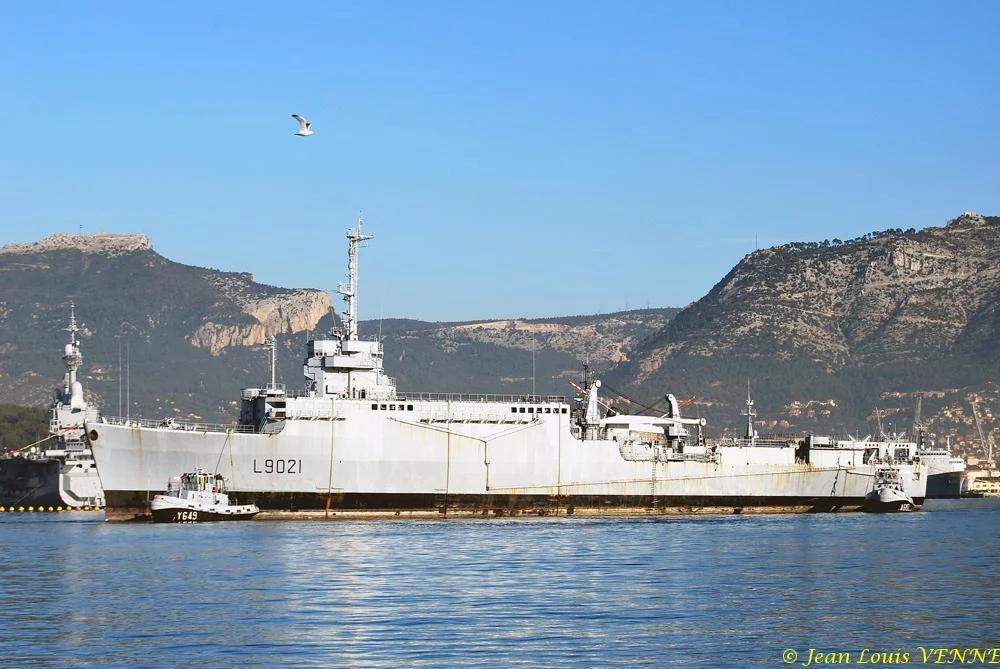 L’ex-Ouragan transféré dans le port de Bregaillon