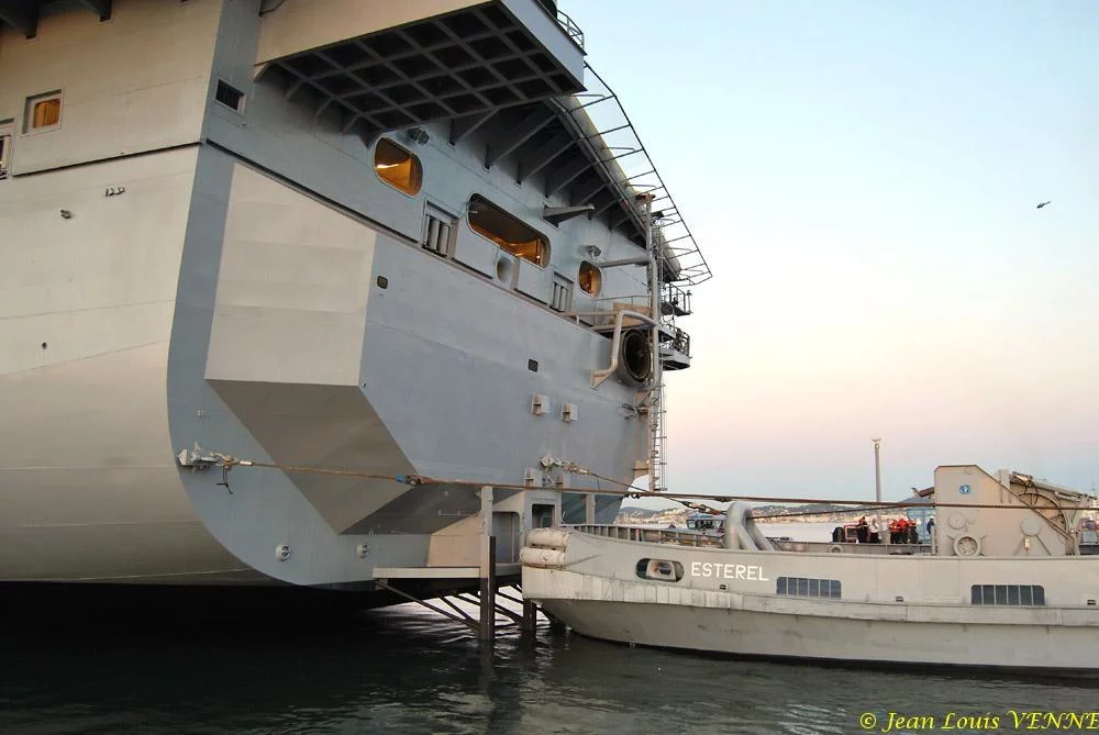 Le Charles de Gaulle sort du bassin