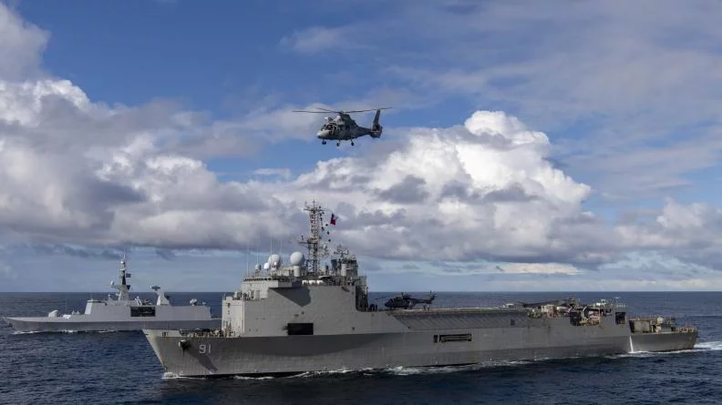 La frégate Guépratte et le navire amphibie Sargento Aldea de la marine chilienne