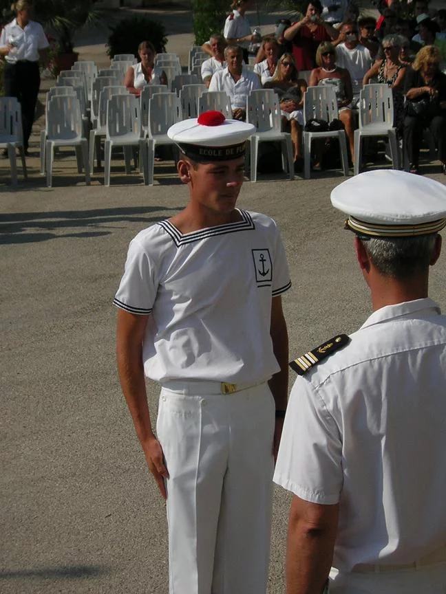 Un élève du BAT reçoit son insigne de plongeur-démineur
