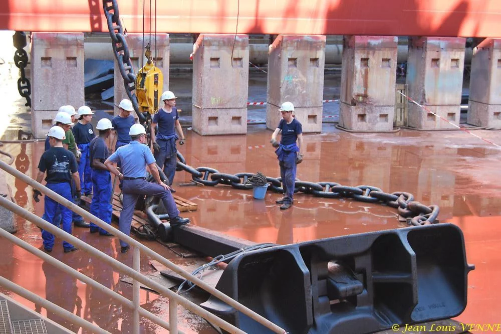 Le Charles de Gaulle ré-embarque ses lignes de mouillage