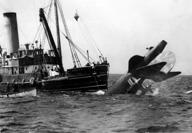 Le sous-marin HMS Thetis partiellement remonté en surface