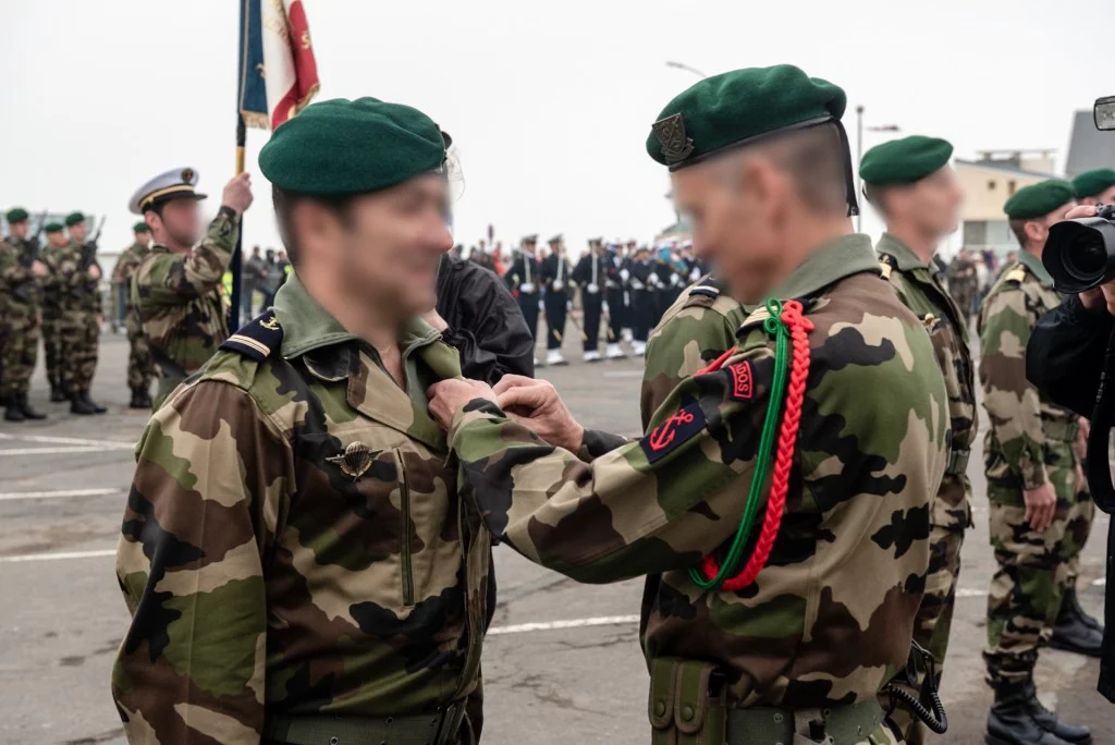 Un commando marine reçoit son insigne