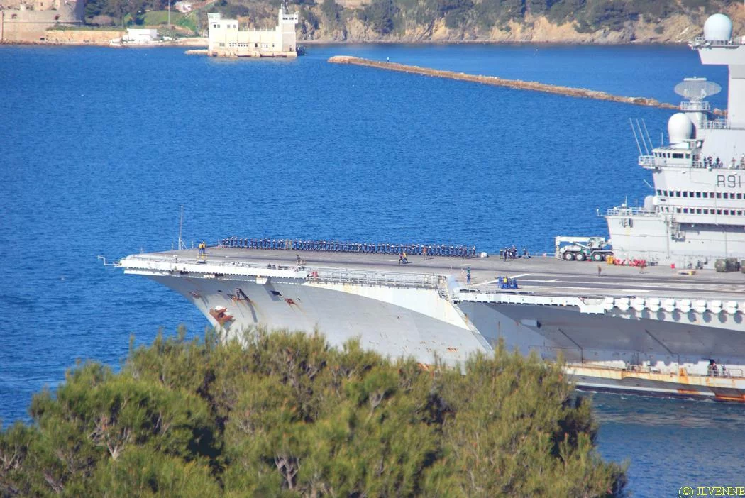 Le porte-avions Charles de Gaulle rentre de la mission Agapanthe